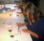 Kind beim kalligrafieren